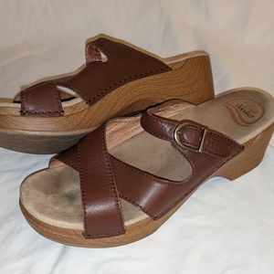Dansko ladies sz 40 sandals